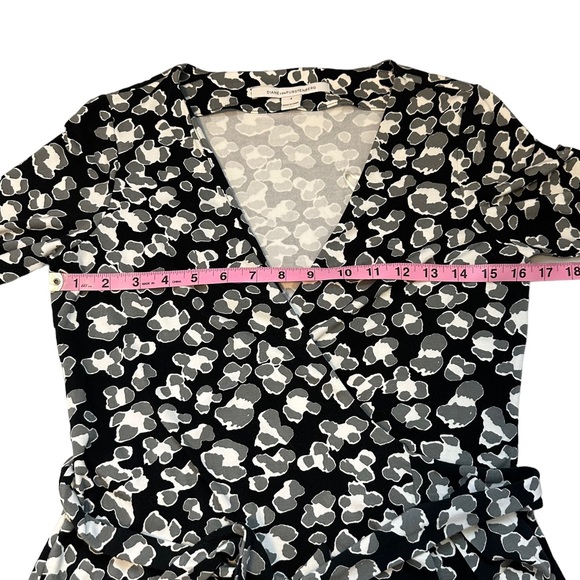 Diane Von Furstenberg | The New Jill Wrap Top Size 4 - Picture 9 of 10